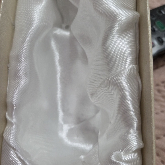 NEW IRIDESCENT CRYSTAL PAPERWEIGHT GOURD IN BOX - Picture 7 of 13